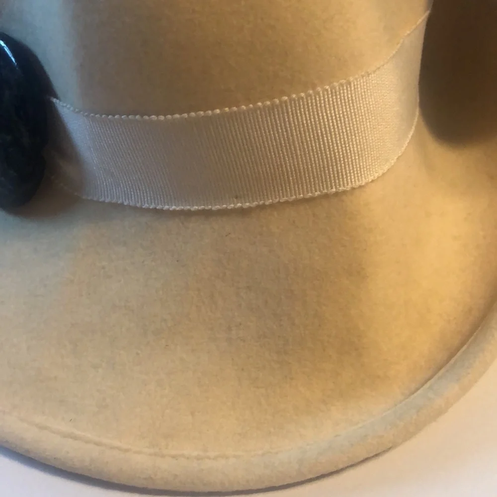 Woman’s rare cream wool VTG hat